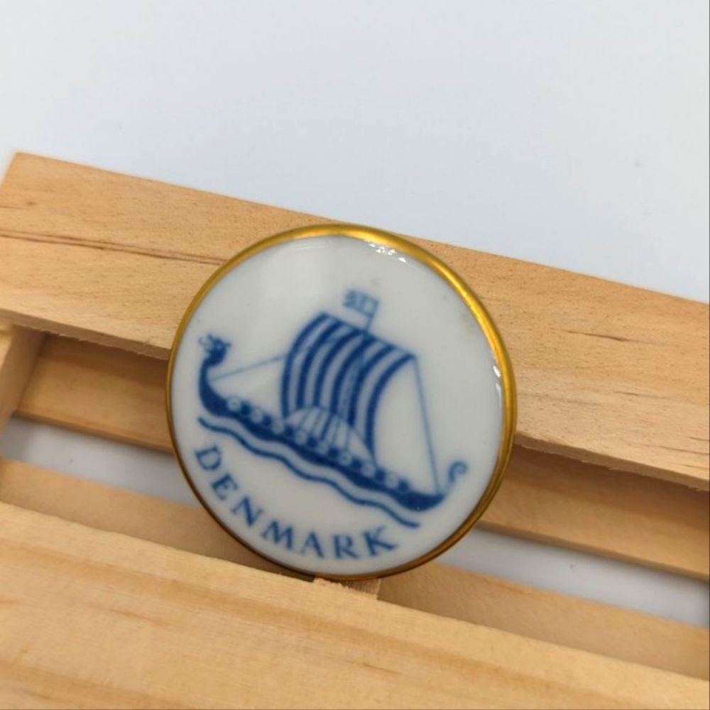 BING & GRØNDAHL Vintage Danish Porcelain Patriotic Brooch, Badge "Denmark"